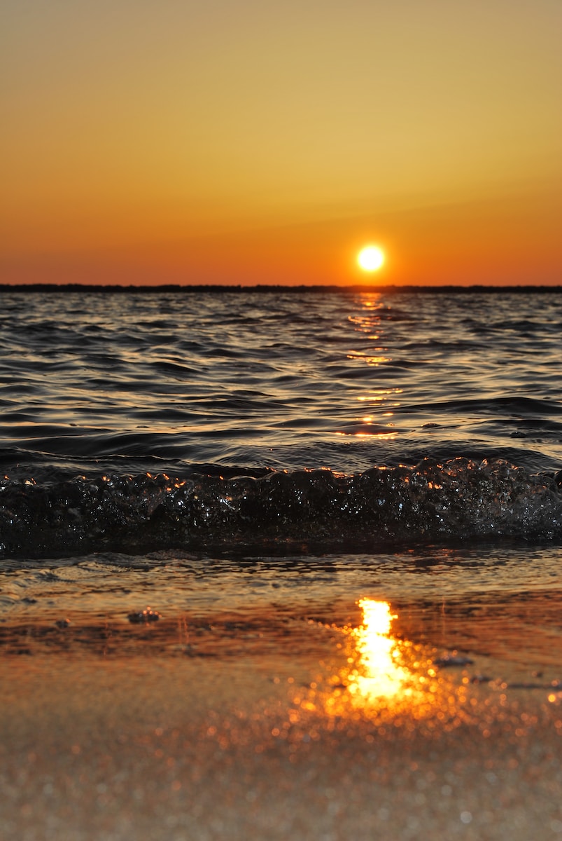 body of water wave photo during golden time